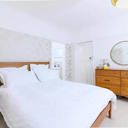 Charming 1930s Family Beach With Sea Views Holiday home *