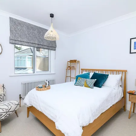 Charming 1930s Family Beach With Sea Views Holiday home