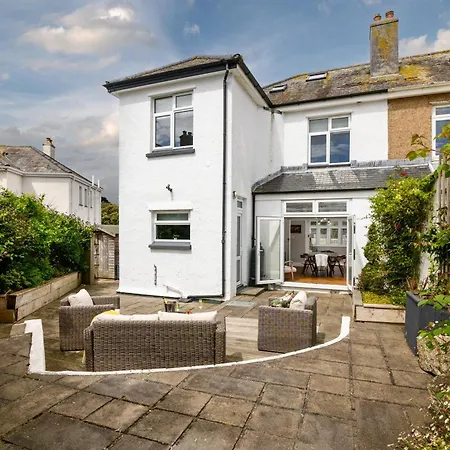 Charming 1930s Family Beach With Sea Views Holiday home Falmouth
